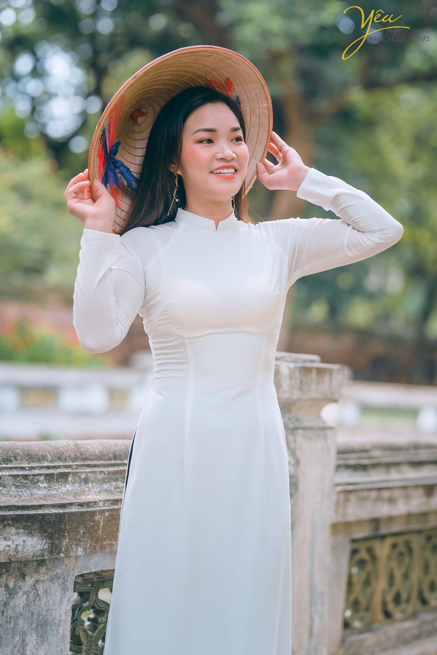 Không phải ngẫu nhiên mà Yêu Media lại được là một cái tên nhắc nhớ đến khi các chị em chọn một địa chỉ Studio chụp ảnh áo dài. Lý do đó chính bởi Yêu Media là một trong những địa chỉ uy tín, làm nghề có tâm trong từng bức hình. Mỗi bức hình đẹp của bạn chính là động lực cũng như mục đích của chúng tôi. Sự nhiệt huyết, chuyên nghiệp cùng với bề dày kinh nghiệm chụp ảnh áo dài sẽ cho bạn nhiều shoot hình cực và cực tự nhiên.  Ekip Yêu Media hân hạnh phục vụ 5 khách hàng trẻ trung, xinh đẹp trong việc chụp ảnh áo dài quốc phục tại Văn Miếu - Quốc tử giám. 
