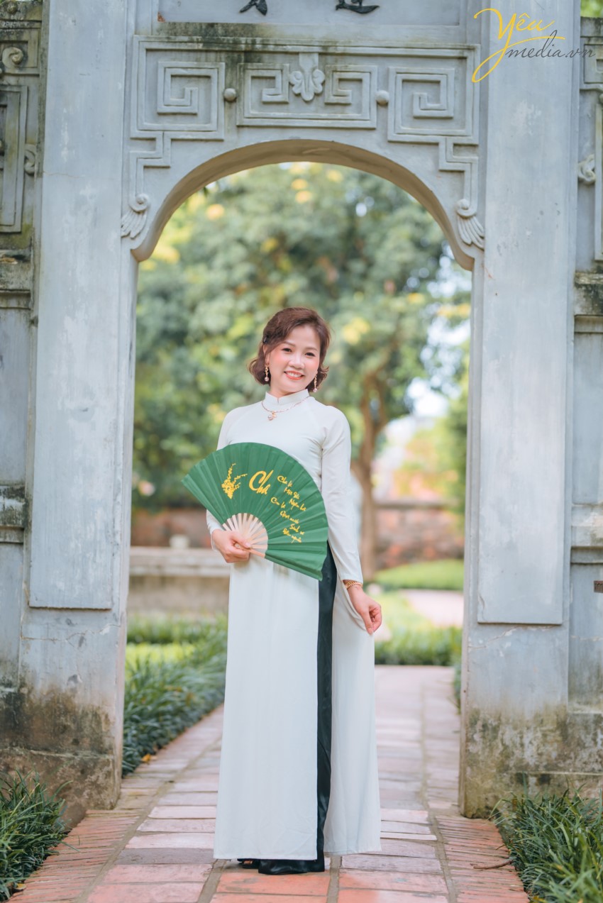 Không phải ngẫu nhiên mà Yêu Media lại được là một cái tên nhắc nhớ đến khi các chị em chọn một địa chỉ Studio chụp ảnh áo dài. Lý do đó chính bởi Yêu Media là một trong những địa chỉ uy tín, làm nghề có tâm trong từng bức hình. Mỗi bức hình đẹp của bạn chính là động lực cũng như mục đích của chúng tôi. Sự nhiệt huyết, chuyên nghiệp cùng với bề dày kinh nghiệm chụp ảnh áo dài sẽ cho bạn nhiều shoot hình cực và cực tự nhiên.  Ekip Yêu Media hân hạnh phục vụ 5 khách hàng trẻ trung, xinh đẹp trong việc chụp ảnh áo dài quốc phục tại Văn Miếu - Quốc tử giám.