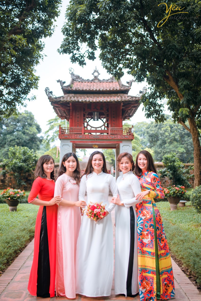 Không phải ngẫu nhiên mà Yêu Media lại được là một cái tên nhắc nhớ đến khi các chị em chọn một địa chỉ Studio chụp ảnh áo dài. Lý do đó chính bởi Yêu Media là một trong những địa chỉ uy tín, làm nghề có tâm trong từng bức hình. Mỗi bức hình đẹp của bạn chính là động lực cũng như mục đích của chúng tôi. Sự nhiệt huyết, chuyên nghiệp cùng với bề dày kinh nghiệm chụp ảnh áo dài sẽ cho bạn nhiều shoot hình cực và cực tự nhiên.  Ekip Yêu Media hân hạnh phục vụ 5 khách hàng trẻ trung, xinh đẹp trong việc chụp ảnh áo dài quốc phục tại Văn Miếu - Quốc tử giám.