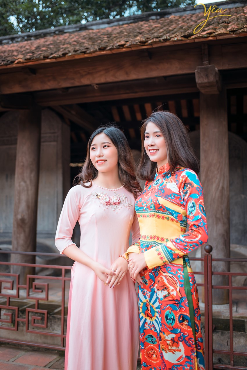 Không phải ngẫu nhiên mà Yêu Media lại được là một cái tên nhắc nhớ đến khi các chị em chọn một địa chỉ Studio chụp ảnh áo dài. Lý do đó chính bởi Yêu Media là một trong những địa chỉ uy tín, làm nghề có tâm trong từng bức hình. Mỗi bức hình đẹp của bạn chính là động lực cũng như mục đích của chúng tôi. Sự nhiệt huyết, chuyên nghiệp cùng với bề dày kinh nghiệm chụp ảnh áo dài sẽ cho bạn nhiều shoot hình cực và cực tự nhiên.  Ekip Yêu Media hân hạnh phục vụ 5 khách hàng trẻ trung, xinh đẹp trong việc chụp ảnh áo dài quốc phục tại Văn Miếu - Quốc tử giám. 