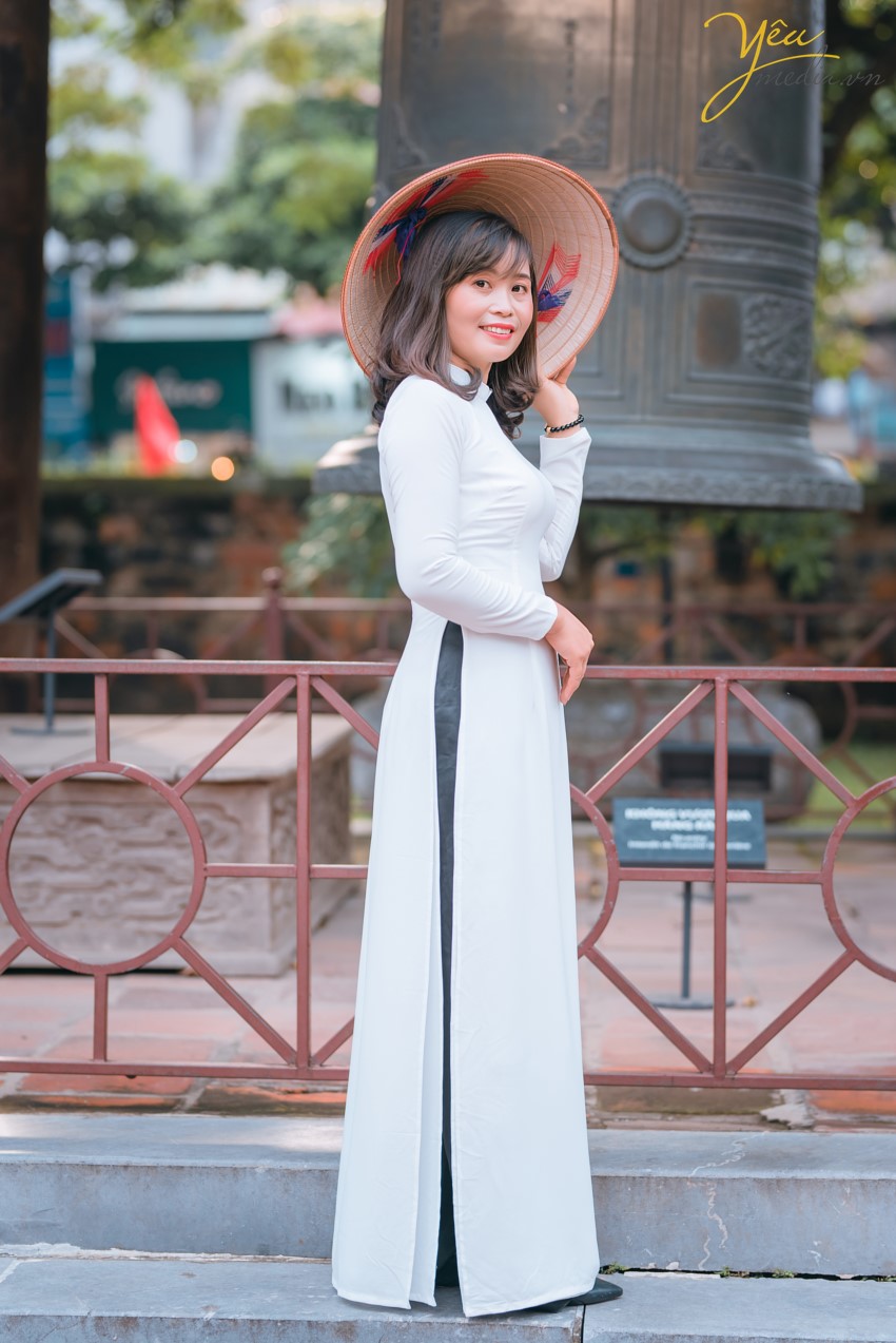 Không phải ngẫu nhiên mà Yêu Media lại được là một cái tên nhắc nhớ đến khi các chị em chọn một địa chỉ Studio chụp ảnh áo dài. Lý do đó chính bởi Yêu Media là một trong những địa chỉ uy tín, làm nghề có tâm trong từng bức hình. Mỗi bức hình đẹp của bạn chính là động lực cũng như mục đích của chúng tôi. Sự nhiệt huyết, chuyên nghiệp cùng với bề dày kinh nghiệm chụp ảnh áo dài sẽ cho bạn nhiều shoot hình cực và cực tự nhiên.  Ekip Yêu Media hân hạnh phục vụ 5 khách hàng trẻ trung, xinh đẹp trong việc chụp ảnh áo dài quốc phục tại Văn Miếu - Quốc tử giám. 