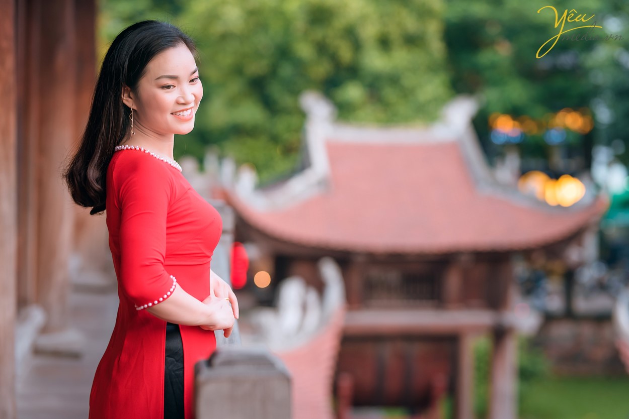Không phải ngẫu nhiên mà Yêu Media lại được là một cái tên nhắc nhớ đến khi các chị em chọn một địa chỉ Studio chụp ảnh áo dài. Lý do đó chính bởi Yêu Media là một trong những địa chỉ uy tín, làm nghề có tâm trong từng bức hình. Mỗi bức hình đẹp của bạn chính là động lực cũng như mục đích của chúng tôi. Sự nhiệt huyết, chuyên nghiệp cùng với bề dày kinh nghiệm chụp ảnh áo dài sẽ cho bạn nhiều shoot hình cực và cực tự nhiên.  Ekip Yêu Media hân hạnh phục vụ 5 khách hàng trẻ trung, xinh đẹp trong việc chụp ảnh áo dài quốc phục tại Văn Miếu - Quốc tử giám. 
