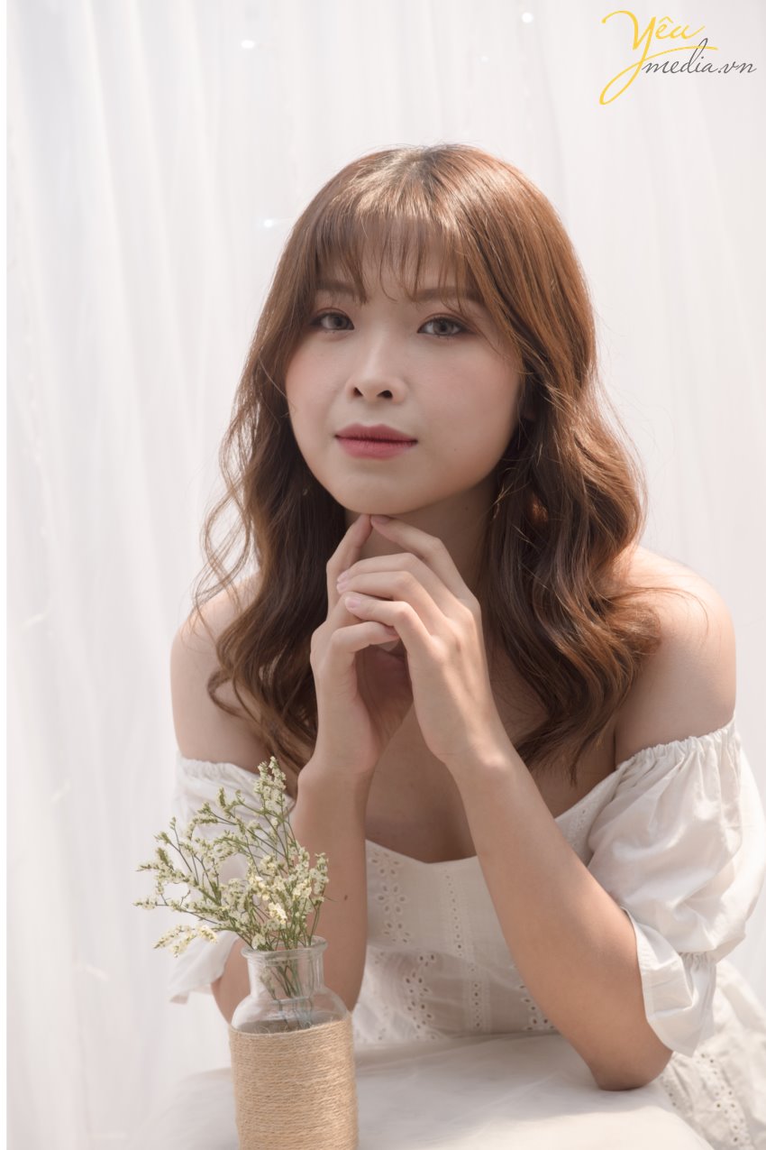 Chụp ảnh beauty thực ra cũng là thể loại chụp chân dung có thể dùng để lưu giữ kỷ niệm vẻ đẹp khuôn mặt của người làm mẫu và bản thân từ beauty cũng đã lột tả thể loại này chụp này khuôn mặt của người làm mẫu trên bức ảnh chụp phải thật đẹp và ấn tượng. Chụp ảnh beauty thường xuyên được chụp trong studio và được kết hợp với ánh sáng lung linh huyền ảo  Khi chụp beauty, model sẽ thực sực ấn tượng hay nổi bật khi được đặt cạnh những phụ kiện đẹp, ấn tượng hay rực rỡ như gương và đèn, khi ấy, model vừa toát ra được vẻ đẹp vốn có, vừa thêm phần quyến rũ, hút mắt người xem … Dưới đây chúng sẽ ví dụ về một mẫu ảnh chụp beauty của bạn Hạnh Nguyễn trong studio của Yêu Media tại Hà Nội. 