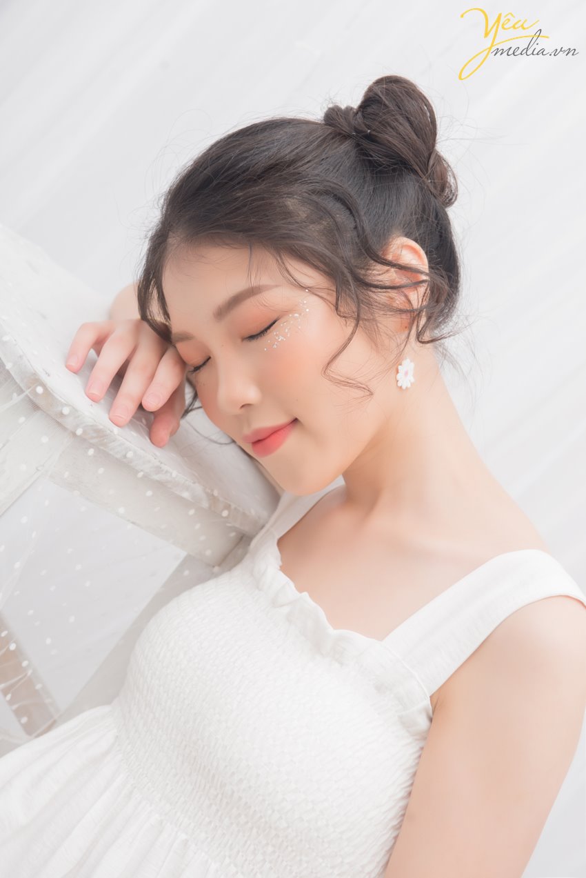 Cơn sốt mang tên “Chụp ảnh nghệ thuật”, “Chụp ảnh Beauty“, “Chụp ảnh chân dung” vẫn đang lan tỏa một cách rộng rãi trong cộng đồng. Vậy điều gì đã làm nên sự hấp dẫn không thể chối từ của những bức ảnh nghệ thuật?  Chụp ảnh beauty thực ra cũng là thể loại chụp chân dung có thể dùng để lưu giữ kỷ niệm vẻ đẹp khuôn mặt của người làm mẫu và bản thân từ beauty cũng đã lột tả thể loại này chụp này khuôn mặt của người làm mẫu trên bức ảnh chụp phải thật đẹp và ấn tượng. Chụp ảnh beauty thường xuyên được chụp trong studio và được kết hợp với ánh sáng lung linh huyền ảo.  Bất cứ khi nào bạn cảm thấy “bí” không gian chụp, hãy liên hệ ngay với Yêu Media để thoải mái lựa chọn những góc chụp “cực nghệ”, không gian chụp rộng rãi, thoáng đãng cùng cách bài trí khiến khách hàng luôn tràn đầy cảm hứng chụp.  Yêu Media xin giới thiệu với bạn bộ ảnh mà chúng tôi thực hiện cho bạn gái Emily Phan tại Hà Nội - muốn lưu giữ tuổi 19 tươi đẹp của mình trong những bức hình nghệ thuật. 
