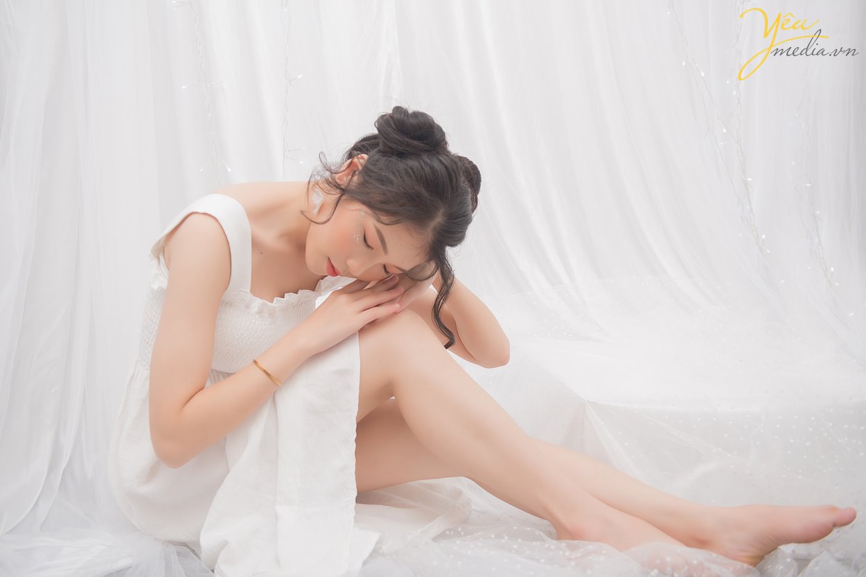 Cơn sốt mang tên “Chụp ảnh nghệ thuật”, “Chụp ảnh Beauty“, “Chụp ảnh chân dung” vẫn đang lan tỏa một cách rộng rãi trong cộng đồng. Vậy điều gì đã làm nên sự hấp dẫn không thể chối từ của những bức ảnh nghệ thuật?  Chụp ảnh beauty thực ra cũng là thể loại chụp chân dung có thể dùng để lưu giữ kỷ niệm vẻ đẹp khuôn mặt của người làm mẫu và bản thân từ beauty cũng đã lột tả thể loại này chụp này khuôn mặt của người làm mẫu trên bức ảnh chụp phải thật đẹp và ấn tượng. Chụp ảnh beauty thường xuyên được chụp trong studio và được kết hợp với ánh sáng lung linh huyền ảo.  Bất cứ khi nào bạn cảm thấy “bí” không gian chụp, hãy liên hệ ngay với Yêu Media để thoải mái lựa chọn những góc chụp “cực nghệ”, không gian chụp rộng rãi, thoáng đãng cùng cách bài trí khiến khách hàng luôn tràn đầy cảm hứng chụp.  Yêu Media xin giới thiệu với bạn bộ ảnh mà chúng tôi thực hiện cho bạn gái Emily Phan tại Hà Nội - muốn lưu giữ tuổi 19 tươi đẹp của mình trong những bức hình nghệ thuật. 