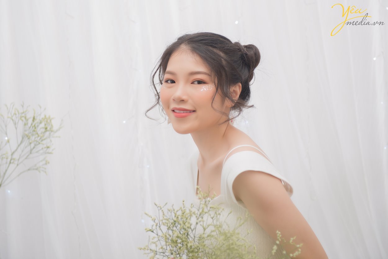 Cơn sốt mang tên “Chụp ảnh nghệ thuật”, “Chụp ảnh Beauty“, “Chụp ảnh chân dung” vẫn đang lan tỏa một cách rộng rãi trong cộng đồng. Vậy điều gì đã làm nên sự hấp dẫn không thể chối từ của những bức ảnh nghệ thuật?  Chụp ảnh beauty thực ra cũng là thể loại chụp chân dung có thể dùng để lưu giữ kỷ niệm vẻ đẹp khuôn mặt của người làm mẫu và bản thân từ beauty cũng đã lột tả thể loại này chụp này khuôn mặt của người làm mẫu trên bức ảnh chụp phải thật đẹp và ấn tượng. Chụp ảnh beauty thường xuyên được chụp trong studio và được kết hợp với ánh sáng lung linh huyền ảo.  Bất cứ khi nào bạn cảm thấy “bí” không gian chụp, hãy liên hệ ngay với Yêu Media để thoải mái lựa chọn những góc chụp “cực nghệ”, không gian chụp rộng rãi, thoáng đãng cùng cách bài trí khiến khách hàng luôn tràn đầy cảm hứng chụp.  Yêu Media xin giới thiệu với bạn bộ ảnh mà chúng tôi thực hiện cho bạn gái Emily Phan tại Hà Nội - muốn lưu giữ tuổi 19 tươi đẹp của mình trong những bức hình nghệ thuật. 