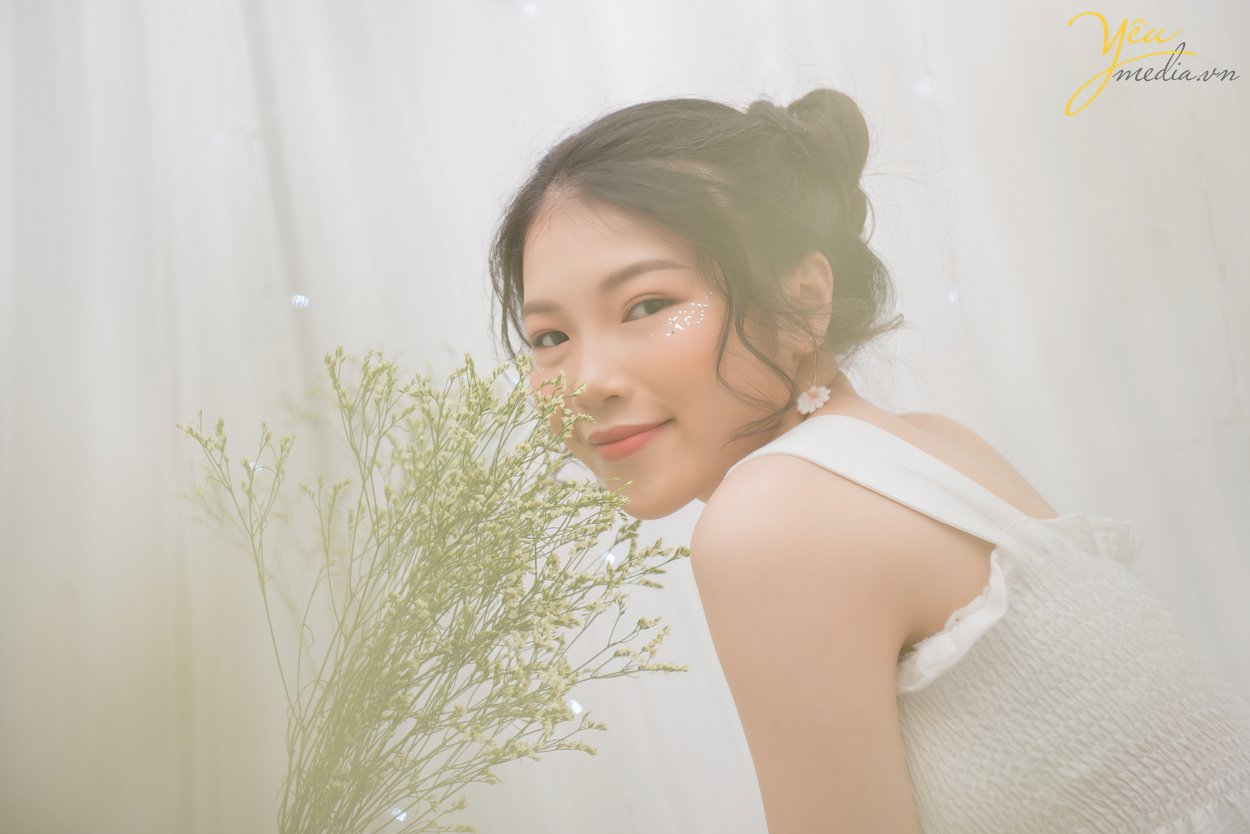 Cơn sốt mang tên “Chụp ảnh nghệ thuật”, “Chụp ảnh Beauty“, “Chụp ảnh chân dung” vẫn đang lan tỏa một cách rộng rãi trong cộng đồng. Vậy điều gì đã làm nên sự hấp dẫn không thể chối từ của những bức ảnh nghệ thuật?  Chụp ảnh beauty thực ra cũng là thể loại chụp chân dung có thể dùng để lưu giữ kỷ niệm vẻ đẹp khuôn mặt của người làm mẫu và bản thân từ beauty cũng đã lột tả thể loại này chụp này khuôn mặt của người làm mẫu trên bức ảnh chụp phải thật đẹp và ấn tượng. Chụp ảnh beauty thường xuyên được chụp trong studio và được kết hợp với ánh sáng lung linh huyền ảo.  Bất cứ khi nào bạn cảm thấy “bí” không gian chụp, hãy liên hệ ngay với Yêu Media để thoải mái lựa chọn những góc chụp “cực nghệ”, không gian chụp rộng rãi, thoáng đãng cùng cách bài trí khiến khách hàng luôn tràn đầy cảm hứng chụp.  Yêu Media xin giới thiệu với bạn bộ ảnh mà chúng tôi thực hiện cho bạn gái Emily Phan tại Hà Nội - muốn lưu giữ tuổi 19 tươi đẹp của mình trong những bức hình nghệ thuật. 