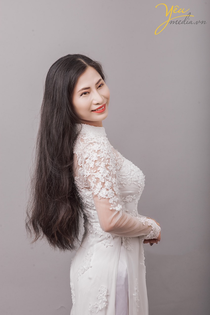 phụ nữ việt nam mặc áo dài hoa 