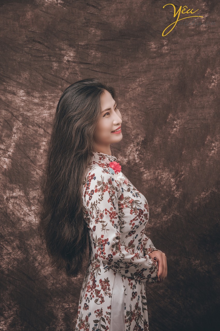 phụ nữ việt nam mặc áo dài hoa 