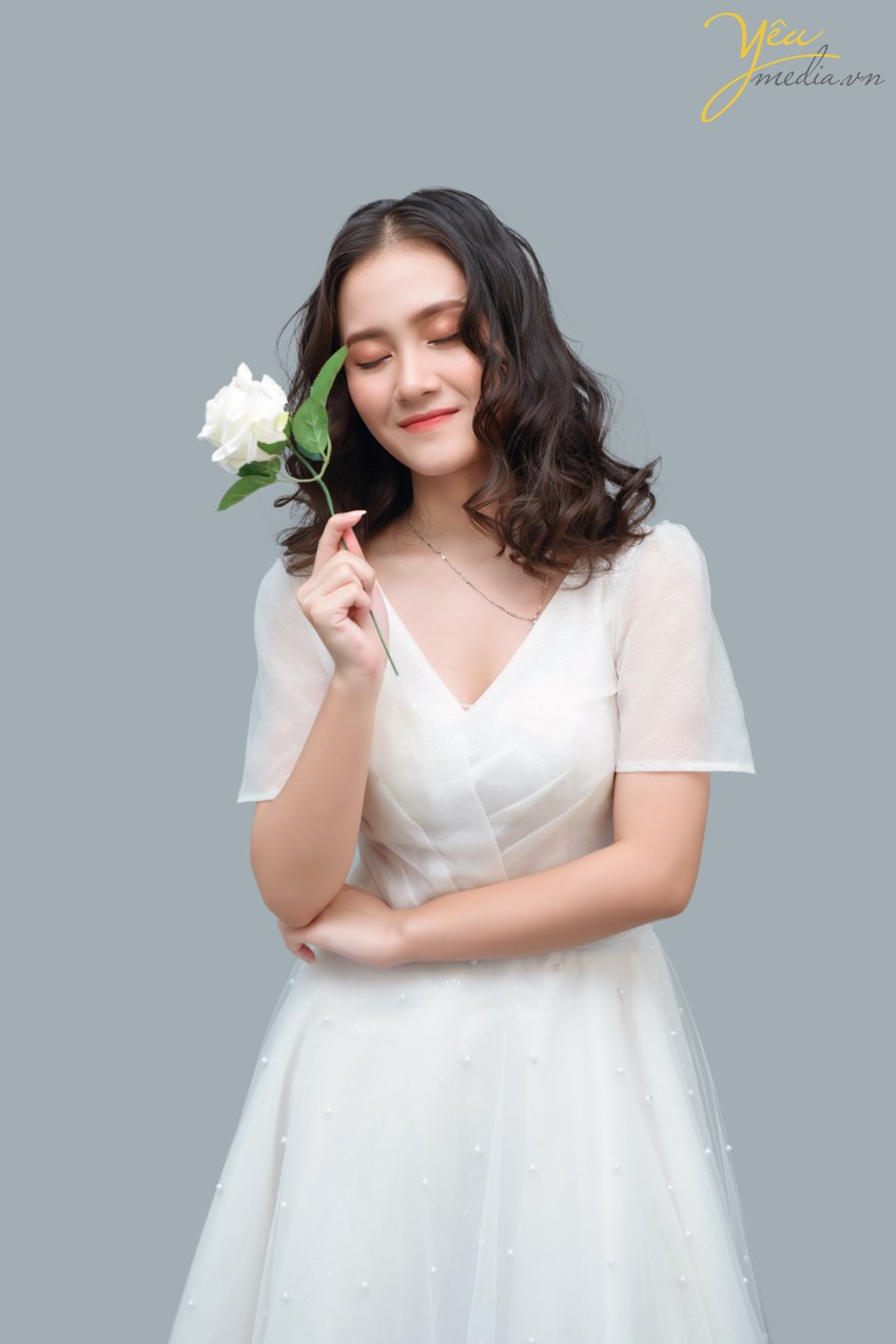Đã qua rồi cái thời muốn có một bộ ảnh đẹp là phải chuẩn bị kỳ công, ra ngoại thành, tìm địa điểm chụp có mây gió cây cối xinh đẹp, vác theo lỉnh kỉnh nào đạo cụ nào quần áo... rồi nhé. Bây giờ, ngoài những sự lựa chọn thoải mái như siêu thị "sống ảo", đường phố, quán cafe... thì giới trẻ còn có thêm 1 loạt các studio trong nhà vô cùng xinh xắn, đáng yêu, đúng kiểu "1 mét vuông chụp được 1 bộ ảnh".  Studio chụp ảnh thời nay không chỉ dành riêng cho ảnh cưới, mà còn dành để chụp ảnh chân dung, ảnh "nghệ nghệ", ảnh cặp đôi tình tứ..., gọi chung là Chụp ảnh có concept. Với nhu cầu đó, các studio luôn đầu tư hết mình vào đạo cụ, màu sắc... để các bạn trẻ có thể cho ra đời những bộ ảnh chất lừ! Bạn chỉ việc đến, make up và chụp mà thôi! Đảm bảo không thua gì ảnh tạp chí.