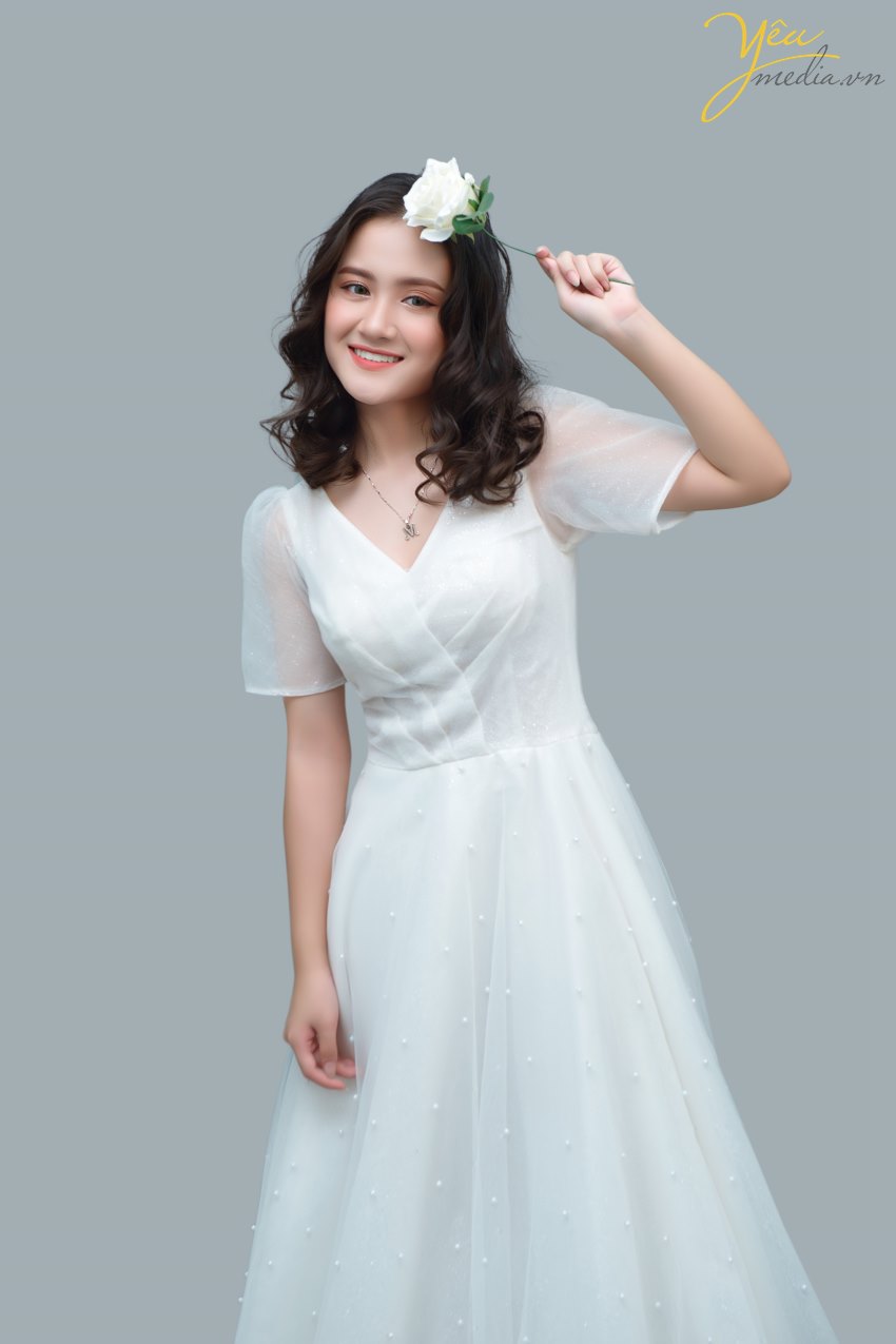 Đã qua rồi cái thời muốn có một bộ ảnh đẹp là phải chuẩn bị kỳ công, ra ngoại thành, tìm địa điểm chụp có mây gió cây cối xinh đẹp, vác theo lỉnh kỉnh nào đạo cụ nào quần áo... rồi nhé. Bây giờ, ngoài những sự lựa chọn thoải mái như siêu thị "sống ảo", đường phố, quán cafe... thì giới trẻ còn có thêm 1 loạt các studio trong nhà vô cùng xinh xắn, đáng yêu, đúng kiểu "1 mét vuông chụp được 1 bộ ảnh".  Studio chụp ảnh thời nay không chỉ dành riêng cho ảnh cưới, mà còn dành để chụp ảnh chân dung, ảnh "nghệ nghệ", ảnh cặp đôi tình tứ..., gọi chung là Chụp ảnh có concept. Với nhu cầu đó, các studio luôn đầu tư hết mình vào đạo cụ, màu sắc... để các bạn trẻ có thể cho ra đời những bộ ảnh chất lừ! Bạn chỉ việc đến, make up và chụp mà thôi! Đảm bảo không thua gì ảnh tạp chí.