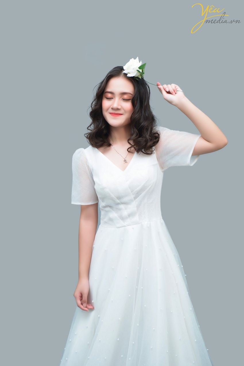 Đã qua rồi cái thời muốn có một bộ ảnh đẹp là phải chuẩn bị kỳ công, ra ngoại thành, tìm địa điểm chụp có mây gió cây cối xinh đẹp, vác theo lỉnh kỉnh nào đạo cụ nào quần áo... rồi nhé. Bây giờ, ngoài những sự lựa chọn thoải mái như siêu thị "sống ảo", đường phố, quán cafe... thì giới trẻ còn có thêm 1 loạt các studio trong nhà vô cùng xinh xắn, đáng yêu, đúng kiểu "1 mét vuông chụp được 1 bộ ảnh".  Studio chụp ảnh thời nay không chỉ dành riêng cho ảnh cưới, mà còn dành để chụp ảnh chân dung, ảnh "nghệ nghệ", ảnh cặp đôi tình tứ..., gọi chung là Chụp ảnh có concept. Với nhu cầu đó, các studio luôn đầu tư hết mình vào đạo cụ, màu sắc... để các bạn trẻ có thể cho ra đời những bộ ảnh chất lừ! Bạn chỉ việc đến, make up và chụp mà thôi! Đảm bảo không thua gì ảnh tạp chí.