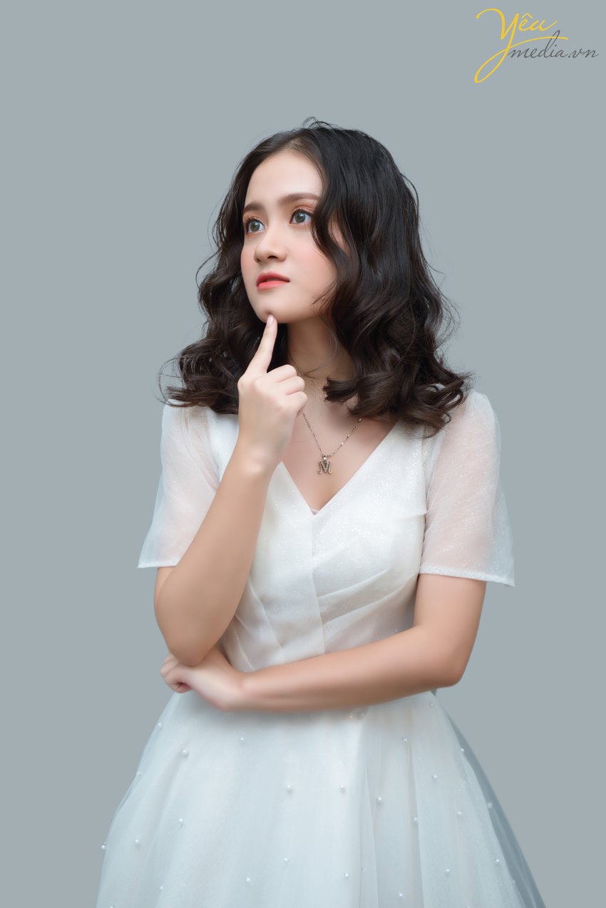 Đã qua rồi cái thời muốn có một bộ ảnh đẹp là phải chuẩn bị kỳ công, ra ngoại thành, tìm địa điểm chụp có mây gió cây cối xinh đẹp, vác theo lỉnh kỉnh nào đạo cụ nào quần áo... rồi nhé. Bây giờ, ngoài những sự lựa chọn thoải mái như siêu thị "sống ảo", đường phố, quán cafe... thì giới trẻ còn có thêm 1 loạt các studio trong nhà vô cùng xinh xắn, đáng yêu, đúng kiểu "1 mét vuông chụp được 1 bộ ảnh".  Studio chụp ảnh thời nay không chỉ dành riêng cho ảnh cưới, mà còn dành để chụp ảnh chân dung, ảnh "nghệ nghệ", ảnh cặp đôi tình tứ..., gọi chung là Chụp ảnh có concept. Với nhu cầu đó, các studio luôn đầu tư hết mình vào đạo cụ, màu sắc... để các bạn trẻ có thể cho ra đời những bộ ảnh chất lừ! Bạn chỉ việc đến, make up và chụp mà thôi! Đảm bảo không thua gì ảnh tạp chí.