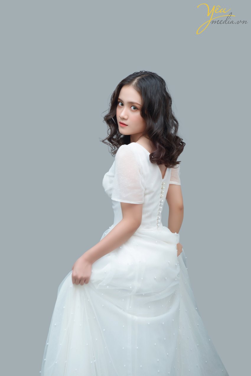 Đã qua rồi cái thời muốn có một bộ ảnh đẹp là phải chuẩn bị kỳ công, ra ngoại thành, tìm địa điểm chụp có mây gió cây cối xinh đẹp, vác theo lỉnh kỉnh nào đạo cụ nào quần áo... rồi nhé. Bây giờ, ngoài những sự lựa chọn thoải mái như siêu thị "sống ảo", đường phố, quán cafe... thì giới trẻ còn có thêm 1 loạt các studio trong nhà vô cùng xinh xắn, đáng yêu, đúng kiểu "1 mét vuông chụp được 1 bộ ảnh".  Studio chụp ảnh thời nay không chỉ dành riêng cho ảnh cưới, mà còn dành để chụp ảnh chân dung, ảnh "nghệ nghệ", ảnh cặp đôi tình tứ..., gọi chung là Chụp ảnh có concept. Với nhu cầu đó, các studio luôn đầu tư hết mình vào đạo cụ, màu sắc... để các bạn trẻ có thể cho ra đời những bộ ảnh chất lừ! Bạn chỉ việc đến, make up và chụp mà thôi! Đảm bảo không thua gì ảnh tạp chí.