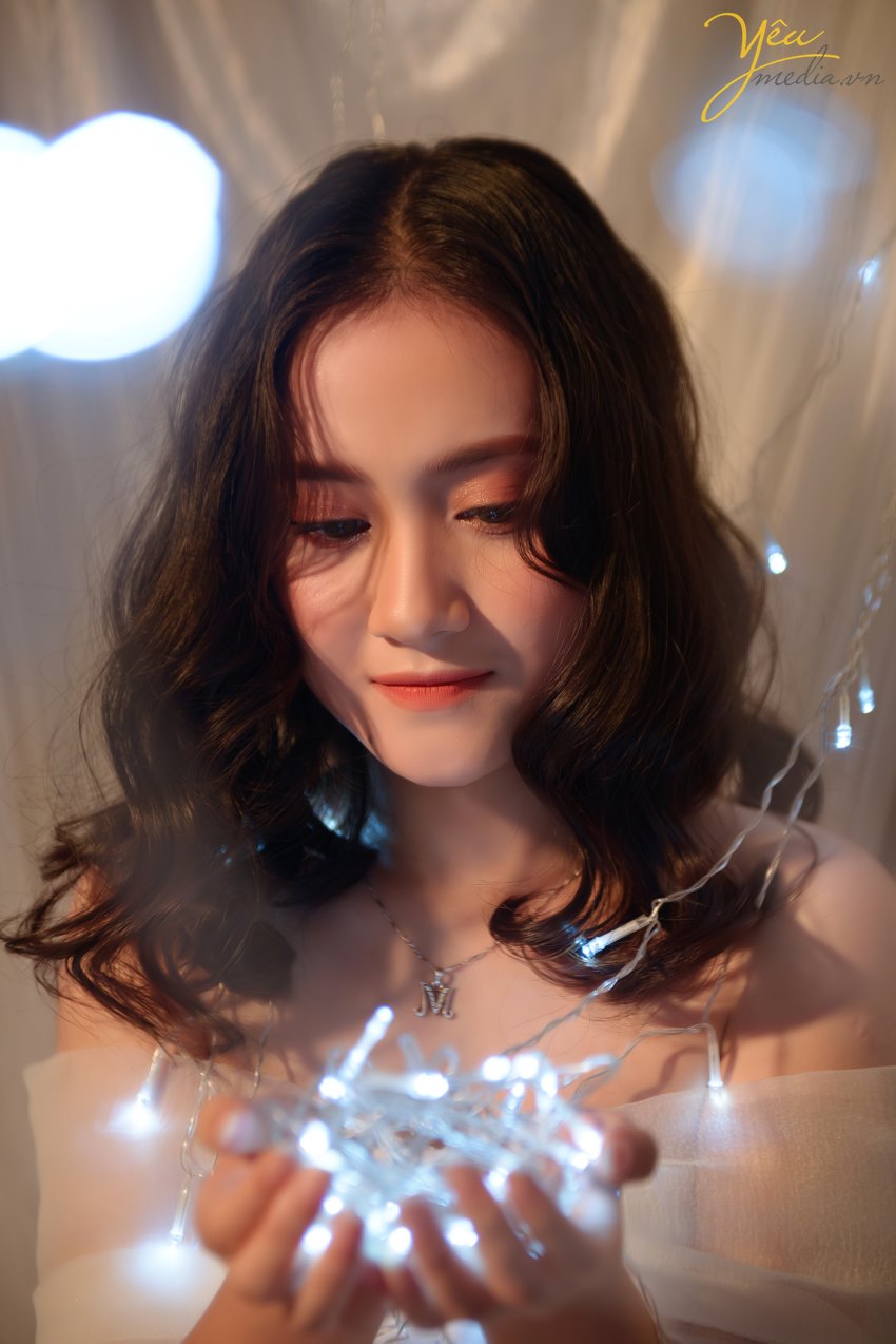 Đã qua rồi cái thời muốn có một bộ ảnh đẹp là phải chuẩn bị kỳ công, ra ngoại thành, tìm địa điểm chụp có mây gió cây cối xinh đẹp, vác theo lỉnh kỉnh nào đạo cụ nào quần áo... rồi nhé. Bây giờ, ngoài những sự lựa chọn thoải mái như siêu thị "sống ảo", đường phố, quán cafe... thì giới trẻ còn có thêm 1 loạt các studio trong nhà vô cùng xinh xắn, đáng yêu, đúng kiểu "1 mét vuông chụp được 1 bộ ảnh".  Studio chụp ảnh thời nay không chỉ dành riêng cho ảnh cưới, mà còn dành để chụp ảnh chân dung, ảnh "nghệ nghệ", ảnh cặp đôi tình tứ..., gọi chung là Chụp ảnh có concept. Với nhu cầu đó, các studio luôn đầu tư hết mình vào đạo cụ, màu sắc... để các bạn trẻ có thể cho ra đời những bộ ảnh chất lừ! Bạn chỉ việc đến, make up và chụp mà thôi! Đảm bảo không thua gì ảnh tạp chí.