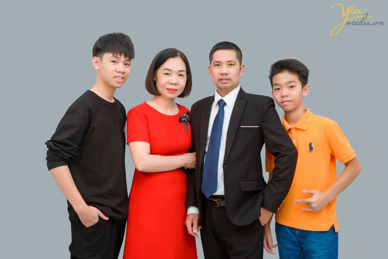 Bộ ảnh gia đình tại Hà Nội sẽ khiến bạn xúc động với những niềm vui, niềm đau, tình yêu và sự đoàn kết của những thành viên trong gia đình.