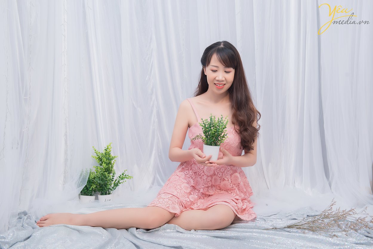 Bạn đam mê chụp ảnh và luôn muốn thực hiện một bộ ảnh chụp cá nhân cho riêng mình thật đẹp, thật ấn tượng để lưu giữ làm kỉ niệm? Hoặc bạn đã từng chụp nhiều ảnh nhưng không ưng ý? Vậy thì đừng băn khoăn nữa, Yêu Media - ảnh viện cung cấp cho bạn dịch vụ chụp ảnh cá nhân không thể tuyệt vời hơn chính là món quà dành cho bạn.  Bạn có biết, để có một bộ ảnh chụp cá nhân thật sự chuyên nghiệp, lung linh thì cần những điều gì chưa?