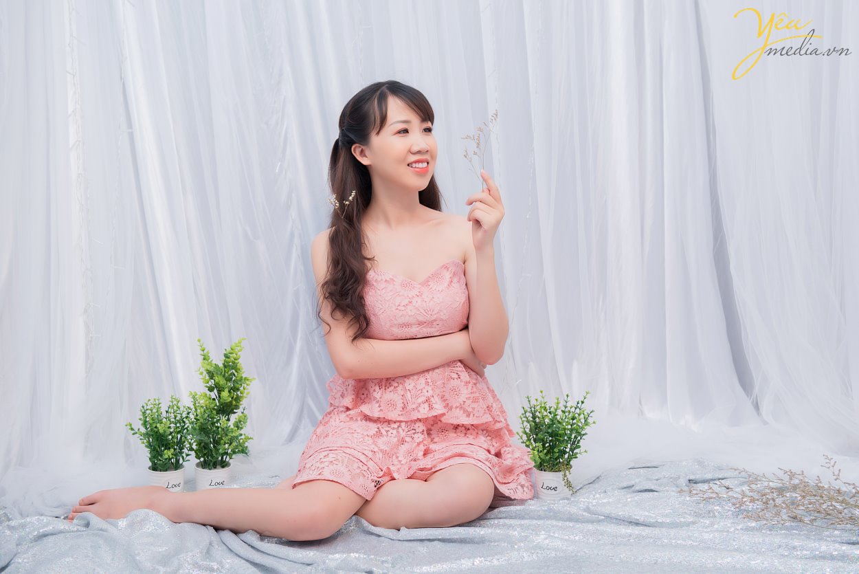 Bạn đam mê chụp ảnh và luôn muốn thực hiện một bộ ảnh chụp cá nhân cho riêng mình thật đẹp, thật ấn tượng để lưu giữ làm kỉ niệm? Hoặc bạn đã từng chụp nhiều ảnh nhưng không ưng ý? Vậy thì đừng băn khoăn nữa, Yêu Media - ảnh viện cung cấp cho bạn dịch vụ chụp ảnh cá nhân không thể tuyệt vời hơn chính là món quà dành cho bạn.  Bạn có biết, để có một bộ ảnh chụp cá nhân thật sự chuyên nghiệp, lung linh thì cần những điều gì chưa?
