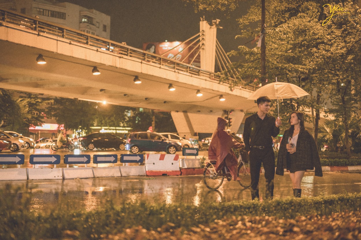 Bộ ảnh cặp đôi yêu nhau lãng mạn dưới cơn mưa tình yêu của Hà Nội: cặp Bộ Ảnh Cặp Đôi Yêu Nhau Lãng Mạn Dưới Cơn Mưa Tình Yêu Của Hà Nội: Cặp