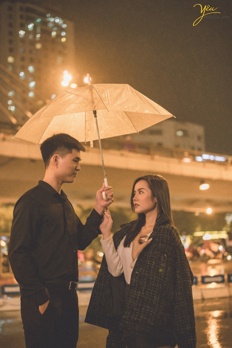 Bộ ảnh cặp đôi yêu nhau lãng mạn dưới cơn mưa tình yêu của Hà Nội: cặp