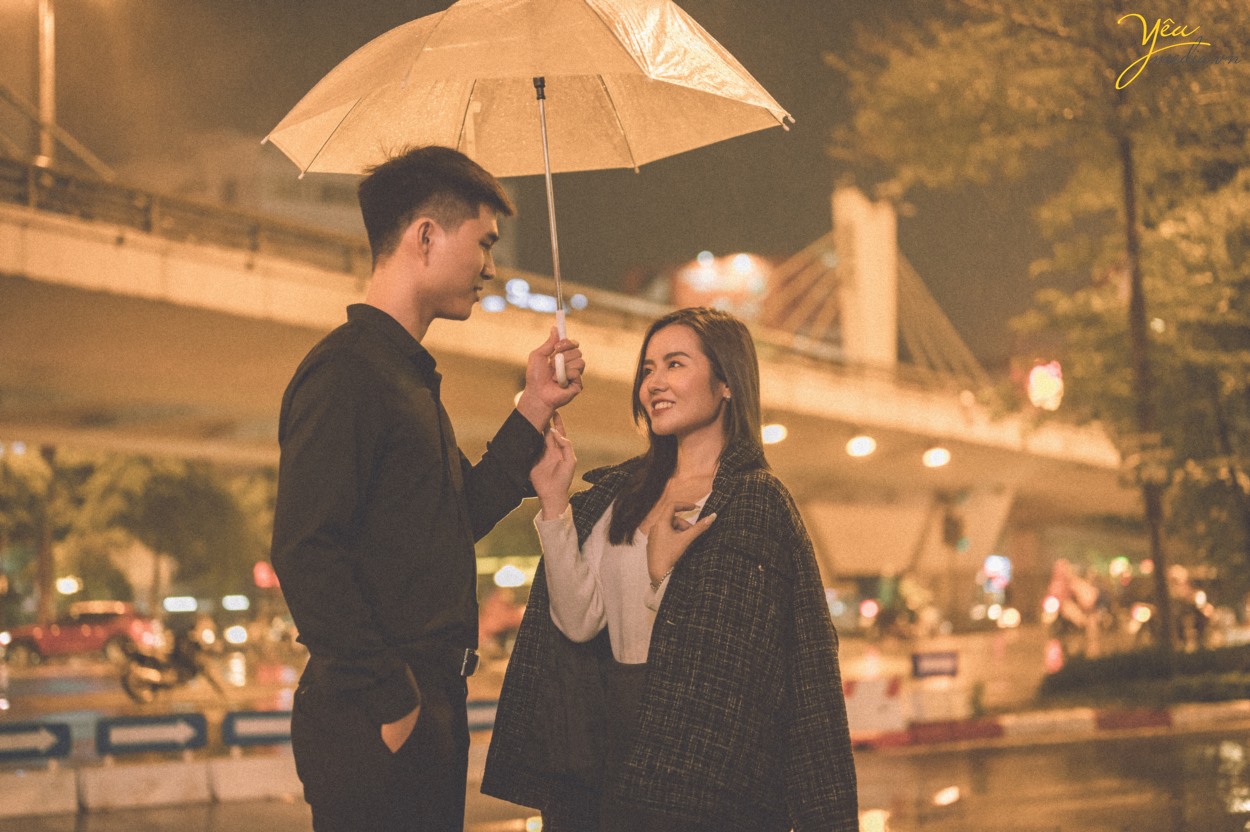 Bộ ảnh cặp đôi yêu nhau lãng mạn dưới cơn mưa tình yêu của Hà Nội