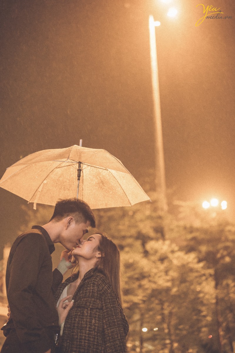 Bộ ảnh cặp đôi yêu nhau lãng mạn dưới cơn mưa tình yêu của Hà Nội