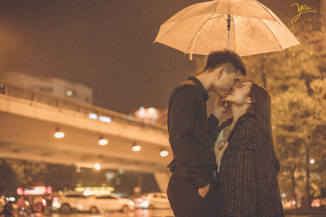 Bộ ảnh cặp đôi yêu nhau lãng mạn dưới cơn mưa tình yêu của Hà Nội