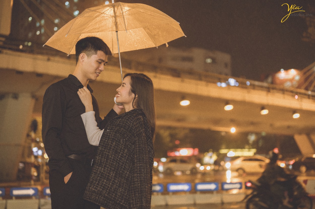 Bộ ảnh cặp đôi yêu nhau lãng mạn dưới cơn mưa tình yêu của Hà Nội