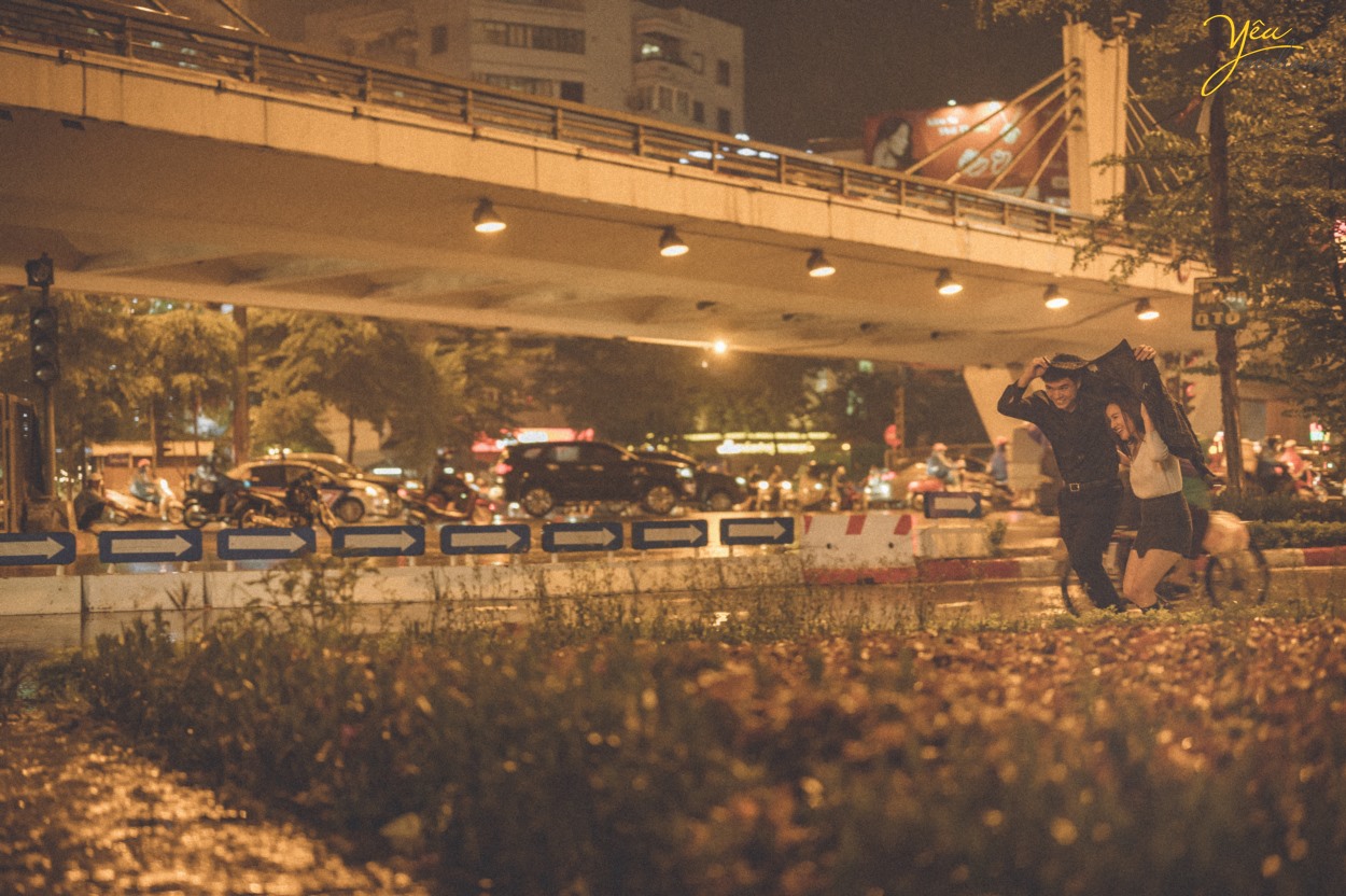 Bộ ảnh cặp đôi yêu nhau lãng mạn dưới cơn mưa tình yêu của Hà Nội