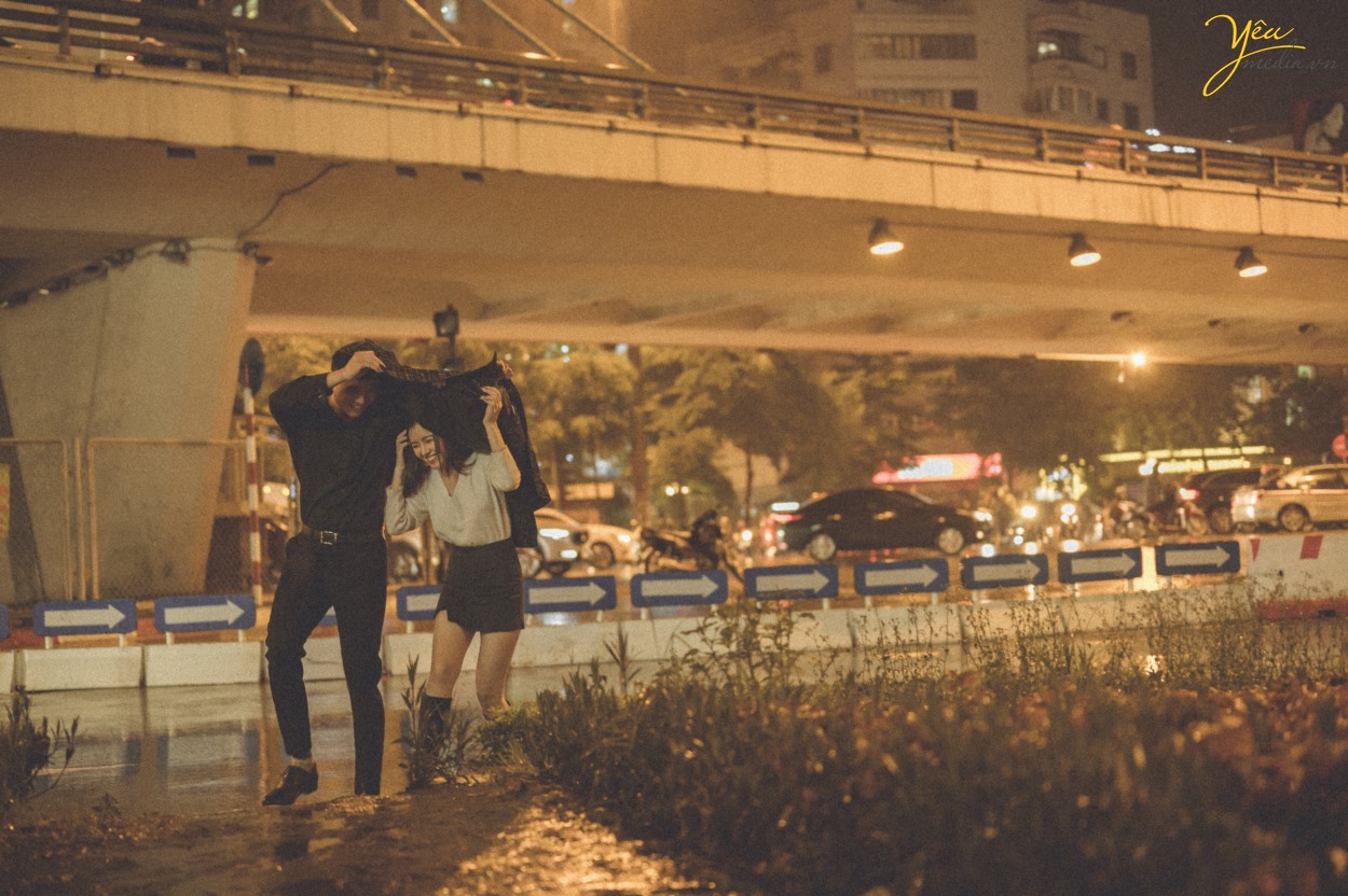 Bộ ảnh cặp đôi yêu nhau lãng mạn dưới cơn mưa tình yêu của Hà Nội