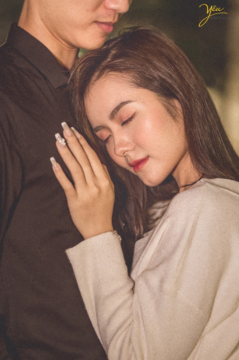 Bộ ảnh cặp đôi yêu nhau lãng mạn dưới cơn mưa tình yêu của Hà Nội
