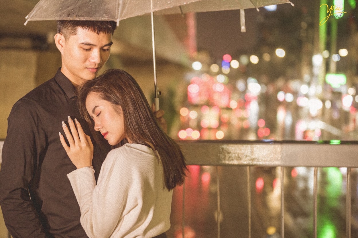 Bộ ảnh cặp đôi yêu nhau lãng mạn dưới cơn mưa tình yêu của Hà Nội