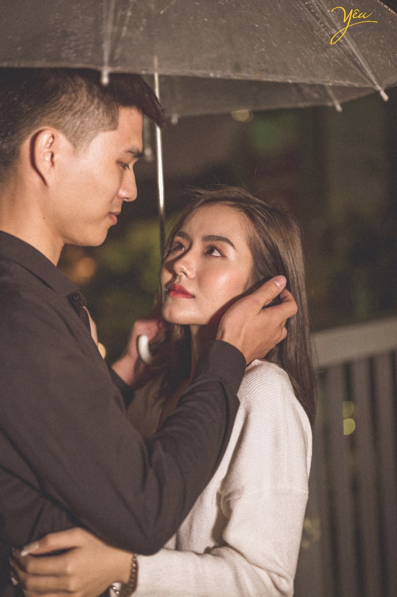 Bộ ảnh cặp đôi yêu nhau lãng mạn dưới cơn mưa tình yêu của Hà Nội