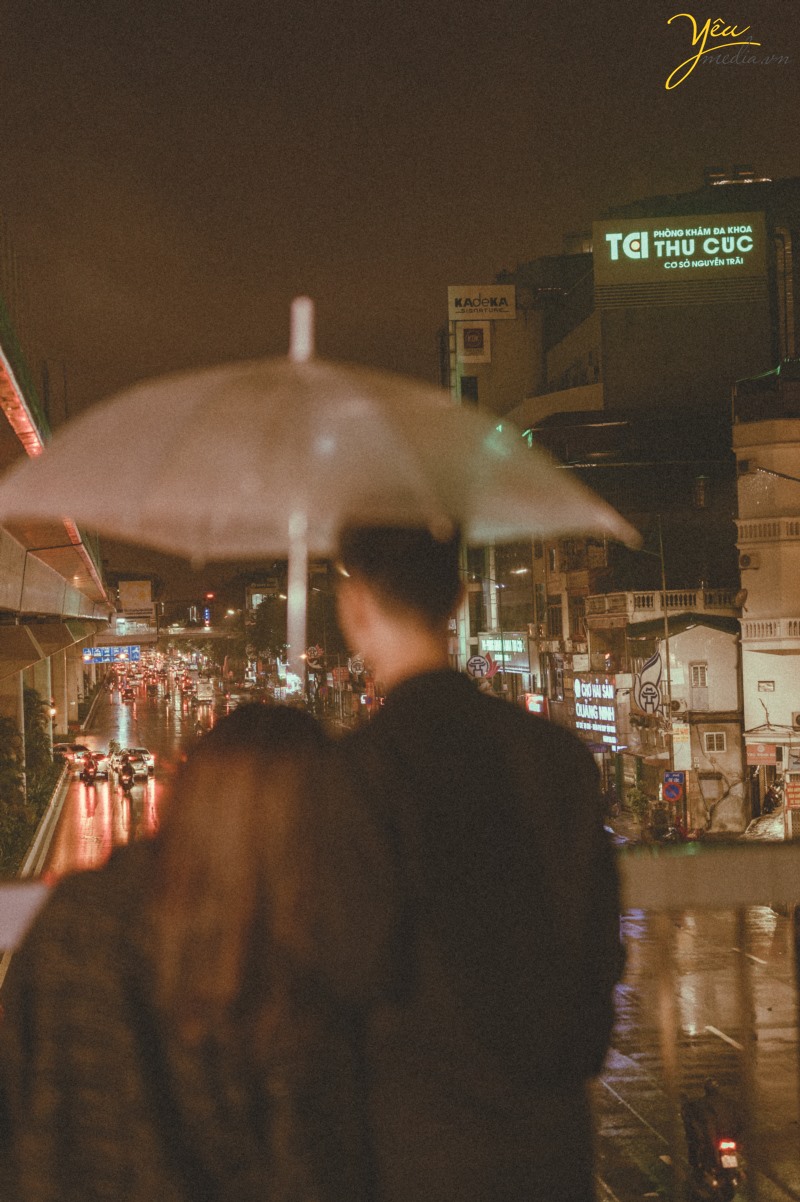 Bộ ảnh cặp đôi yêu nhau lãng mạn dưới cơn mưa tình yêu của Hà Nội