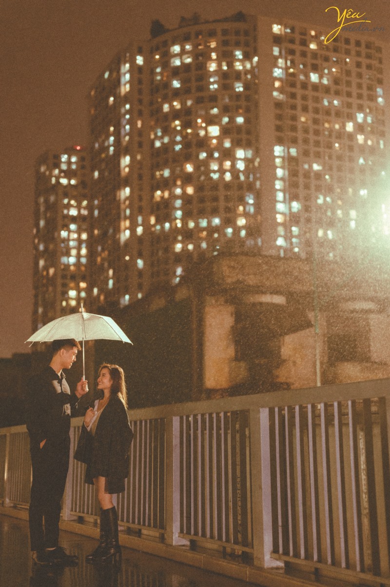 Bộ ảnh cặp đôi yêu nhau lãng mạn dưới cơn mưa tình yêu của Hà Nội