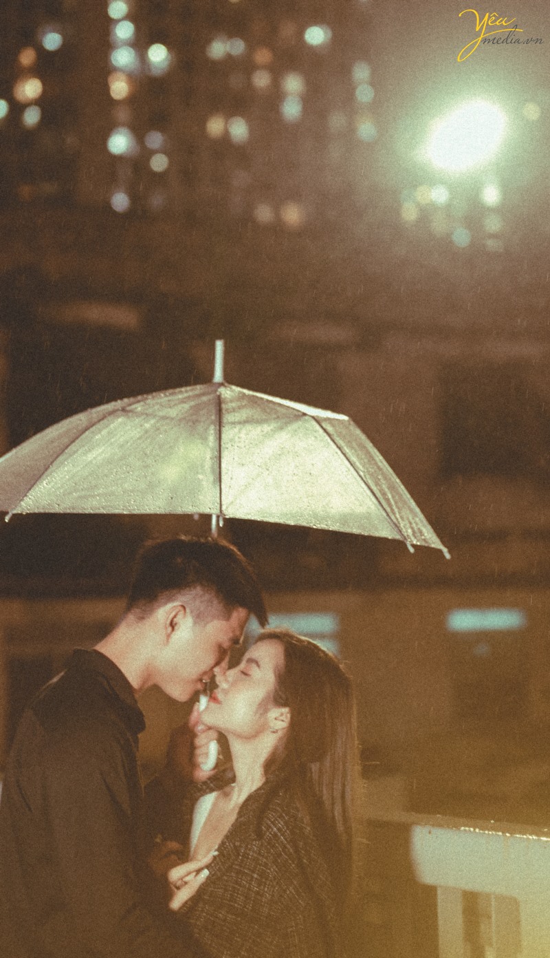 Bộ ảnh cặp đôi yêu nhau lãng mạn dưới cơn mưa tình yêu của Hà Nội