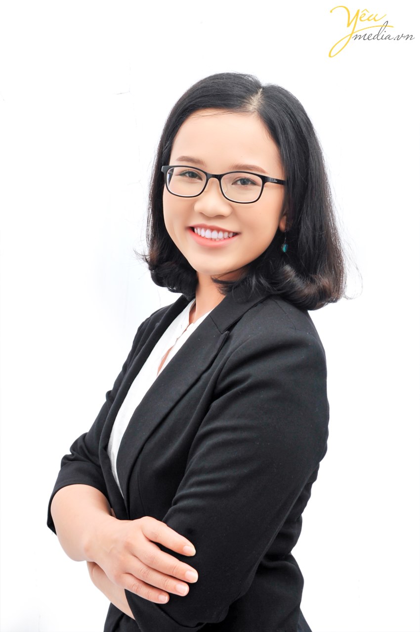 Đến đây chị hoàn toàn bất ngờ với sự chuyên nghiệp và nhiệt tình của ekip chuyên viên. Từ việc makeup nhẹ nhàng, đến lựa chọn trang phục và hướng dẫn tạo dáng của studio đều rất hiệu quả và tiện lợi, giúp một người "rất khó pose ảnh" (tự thuật) như chị cũng có được series ảnh ưng ý. Với bộ ảnh này, chúng tôi tin rằng chị sẽ tự tin và thành công trong mọi con đường mình chọn trong tương lai.