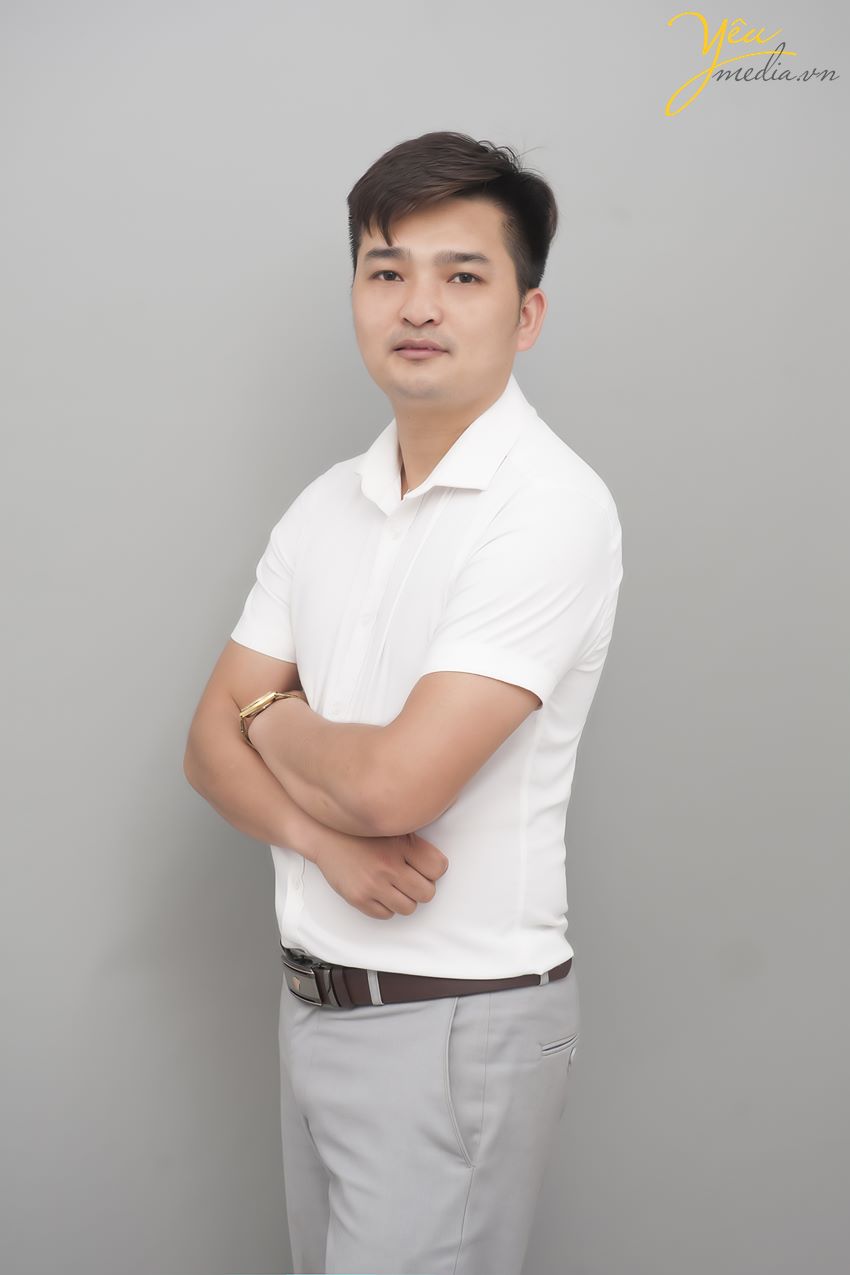 Dù là chụp cho doanh nghiệp có quy mô hàng ngàn nhân viên hay chỉ chụp cho riêng cá nhân bạn, chúng tôi vẫn áp dụng cùng một tiêu chuẩn chất lượng.  Xin giới thiệu tới bạn bộ ảnh Yêu media chụp cho anh Tuấn tại Hà Nội trong studio của mình. 