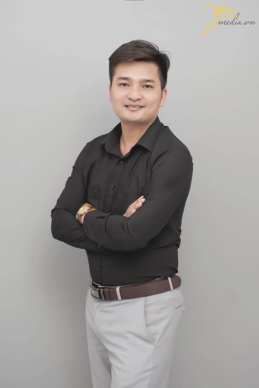 Dù là chụp cho doanh nghiệp có quy mô hàng ngàn nhân viên hay chỉ chụp cho riêng cá nhân bạn, chúng tôi vẫn áp dụng cùng một tiêu chuẩn chất lượng.  Xin giới thiệu tới bạn bộ ảnh Yêu media chụp cho anh Tuấn tại Hà Nội trong studio của mình. 