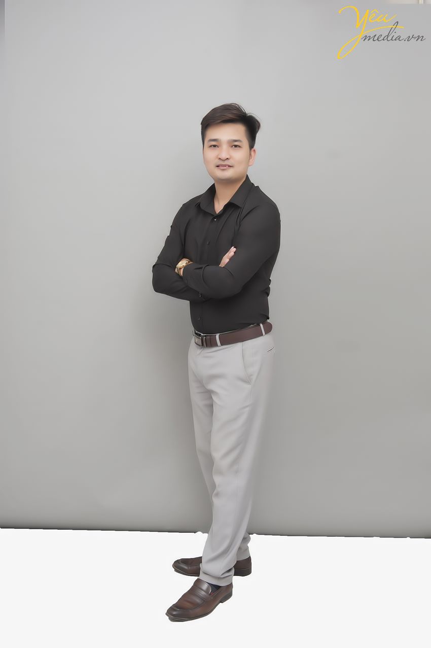 Dù là chụp cho doanh nghiệp có quy mô hàng ngàn nhân viên hay chỉ chụp cho riêng cá nhân bạn, chúng tôi vẫn áp dụng cùng một tiêu chuẩn chất lượng.  Xin giới thiệu tới bạn bộ ảnh Yêu media chụp cho anh Tuấn tại Hà Nội trong studio của mình. 