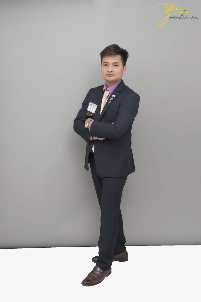 Dù là chụp cho doanh nghiệp có quy mô hàng ngàn nhân viên hay chỉ chụp cho riêng cá nhân bạn, chúng tôi vẫn áp dụng cùng một tiêu chuẩn chất lượng.  Xin giới thiệu tới bạn bộ ảnh Yêu media chụp cho anh Tuấn tại Hà Nội trong studio của mình. 