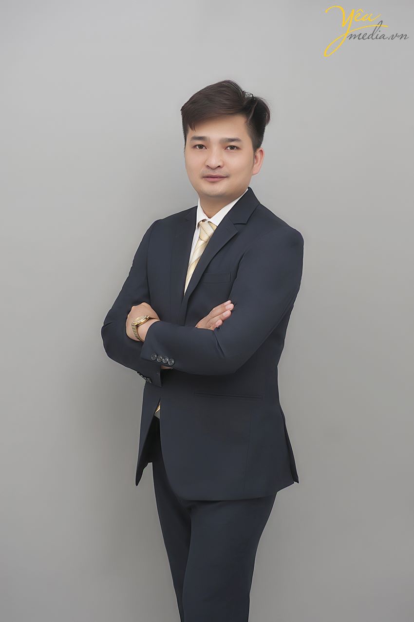 Dù là chụp cho doanh nghiệp có quy mô hàng ngàn nhân viên hay chỉ chụp cho riêng cá nhân bạn, chúng tôi vẫn áp dụng cùng một tiêu chuẩn chất lượng.  Xin giới thiệu tới bạn bộ ảnh Yêu media chụp cho anh Tuấn tại Hà Nội trong studio của mình. 
