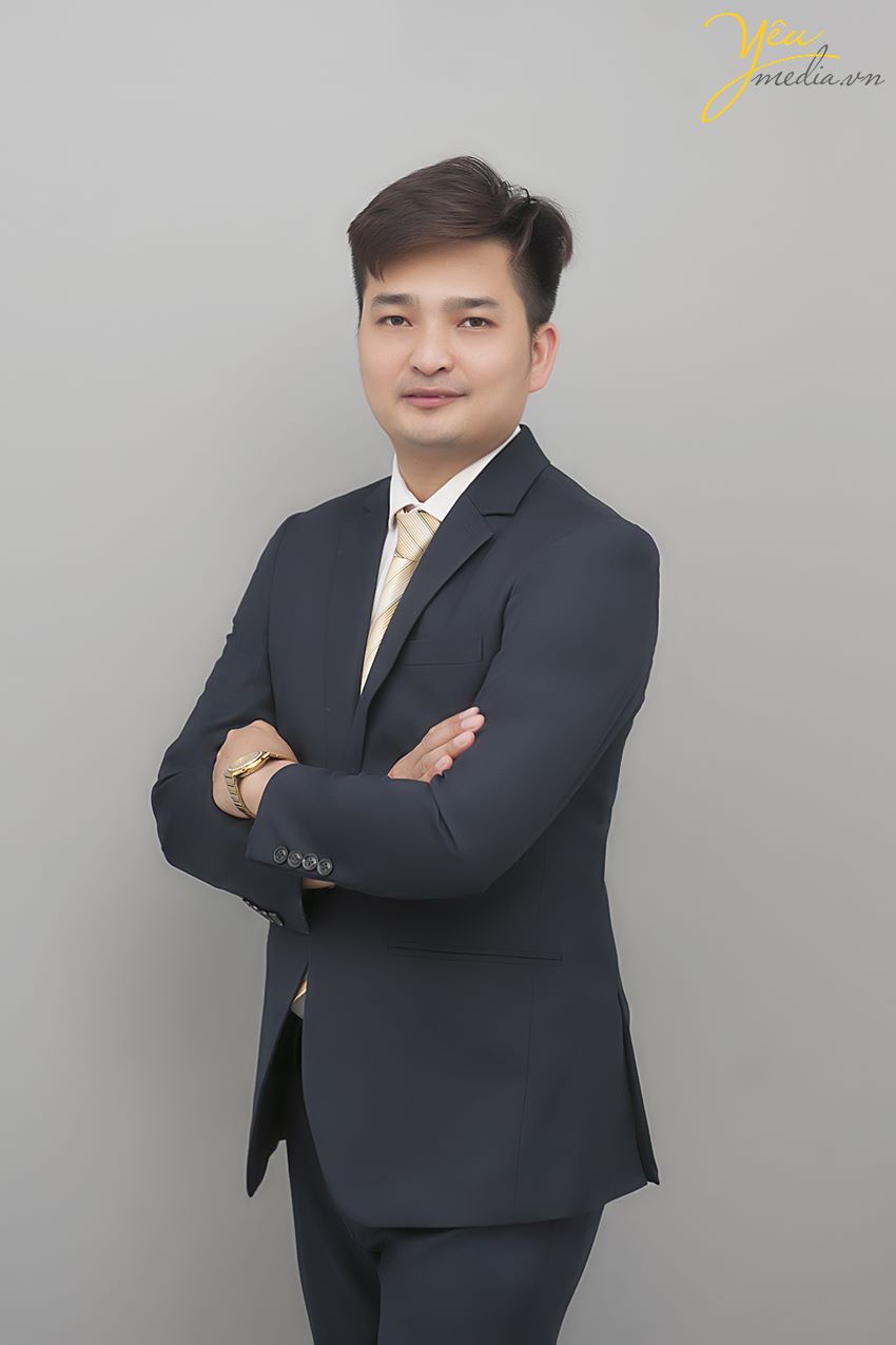 Dù là chụp cho doanh nghiệp có quy mô hàng ngàn nhân viên hay chỉ chụp cho riêng cá nhân bạn, chúng tôi vẫn áp dụng cùng một tiêu chuẩn chất lượng.  Xin giới thiệu tới bạn bộ ảnh Yêu media chụp cho anh Tuấn tại Hà Nội trong studio của mình. 