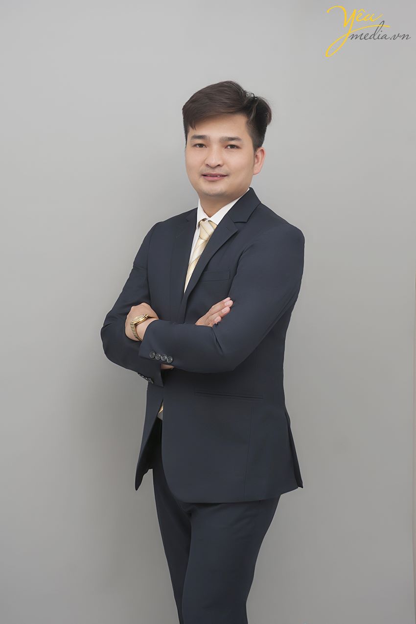 Dù là chụp cho doanh nghiệp có quy mô hàng ngàn nhân viên hay chỉ chụp cho riêng cá nhân bạn, chúng tôi vẫn áp dụng cùng một tiêu chuẩn chất lượng.  Xin giới thiệu tới bạn bộ ảnh Yêu media chụp cho anh Tuấn tại Hà Nội trong studio của mình. 
