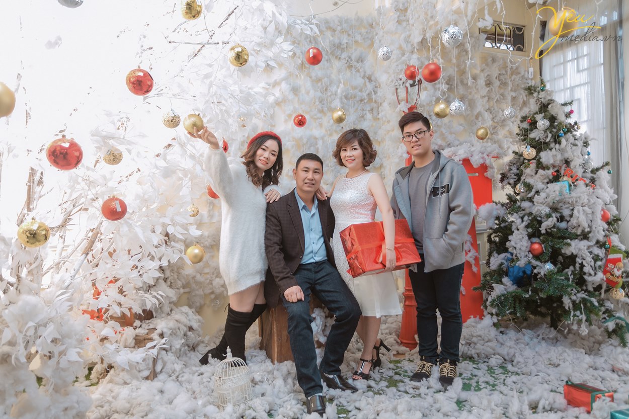 cách tạo dáng đẹp nhất của hai vợ chồng khi chụp hình gia đình