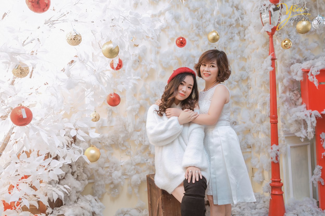 mẹ và con gái chụp ảnh trong studio dẹp nhất