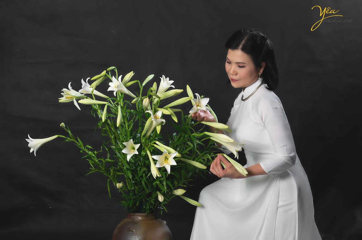 Chụp ảnh cùng hoa loa kèn đẹp tháng 4 trong studio Yêu Media Hà Nội: c