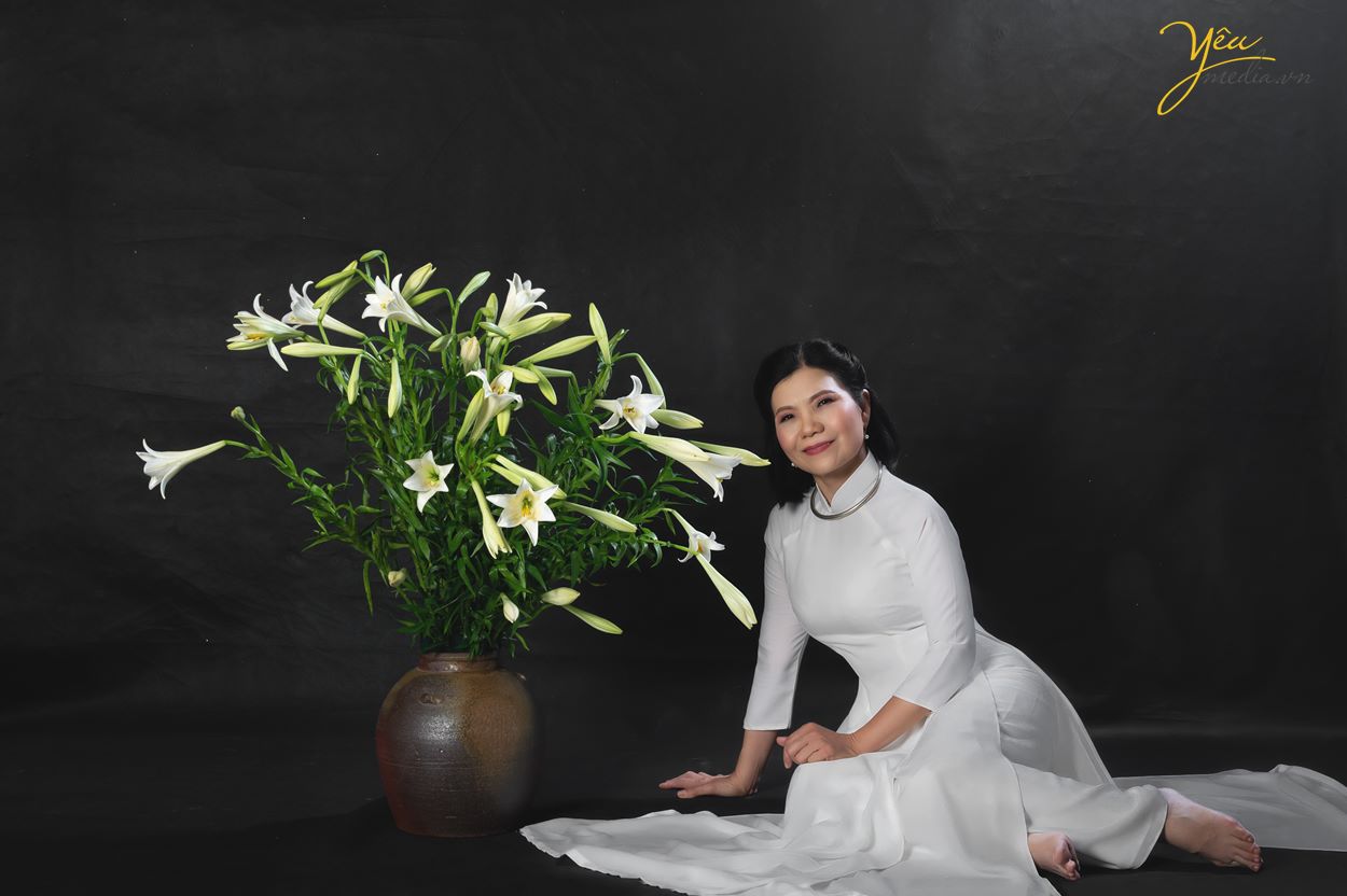 Chụp ảnh cùng hoa loa kèn đẹp tháng 4 trong studio Yêu Media Hà Nội ở đâu đẹp nhất