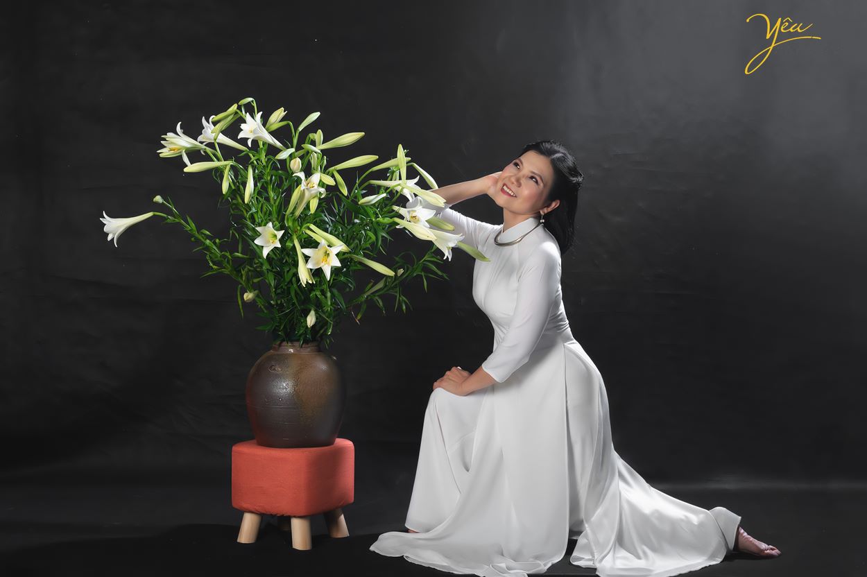 Chụp ảnh cùng hoa loa kèn đẹp tháng 4 trong studio Yêu Media Hà Nội ở đâu đẹp nhất