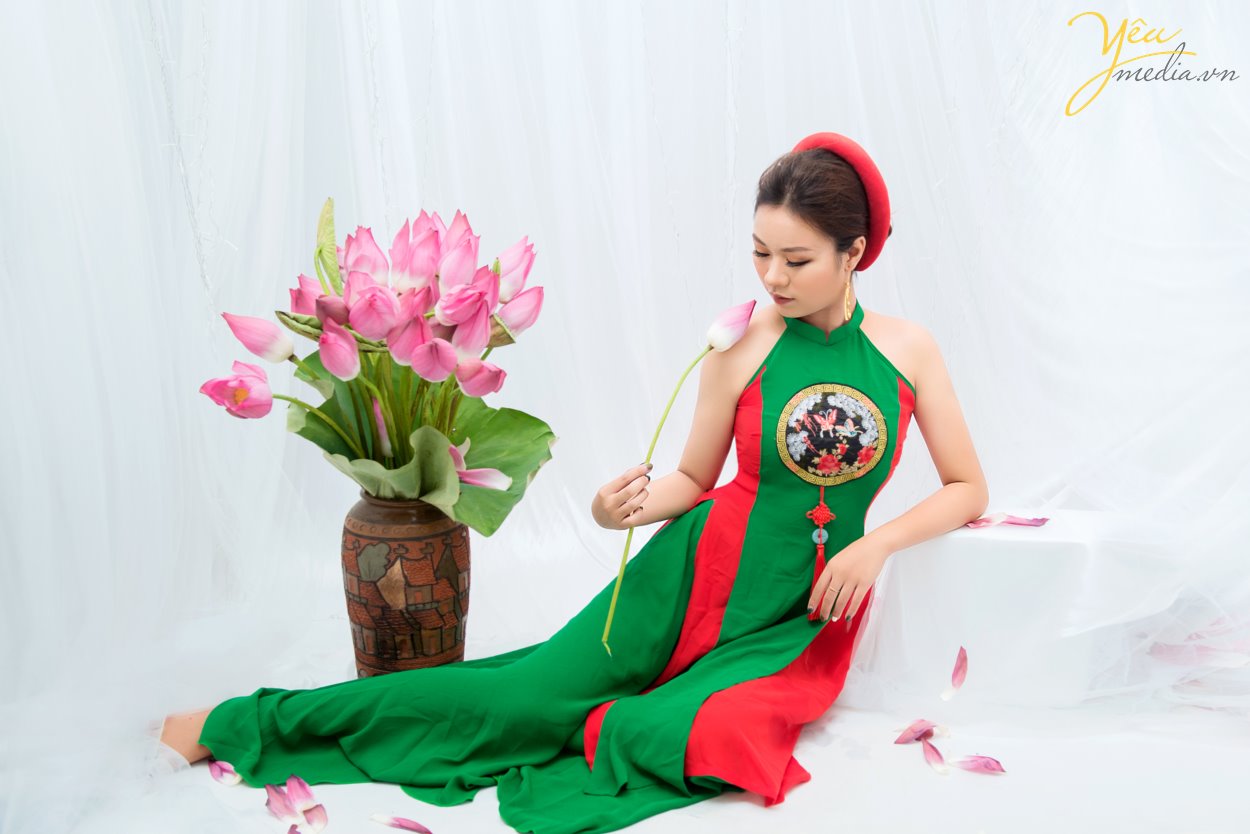 Chụp Ảnh Với Hoa Sen Cực Đẹp Trong Studio Cho Cô Nàng Ái Linh